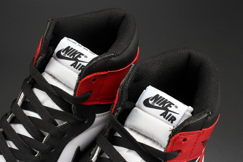 Air Jordan 1 Retro Black Toe 555088-125