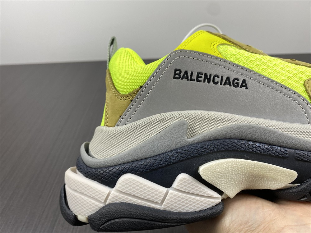 BLCG Triple S 524039-W09O3-1801