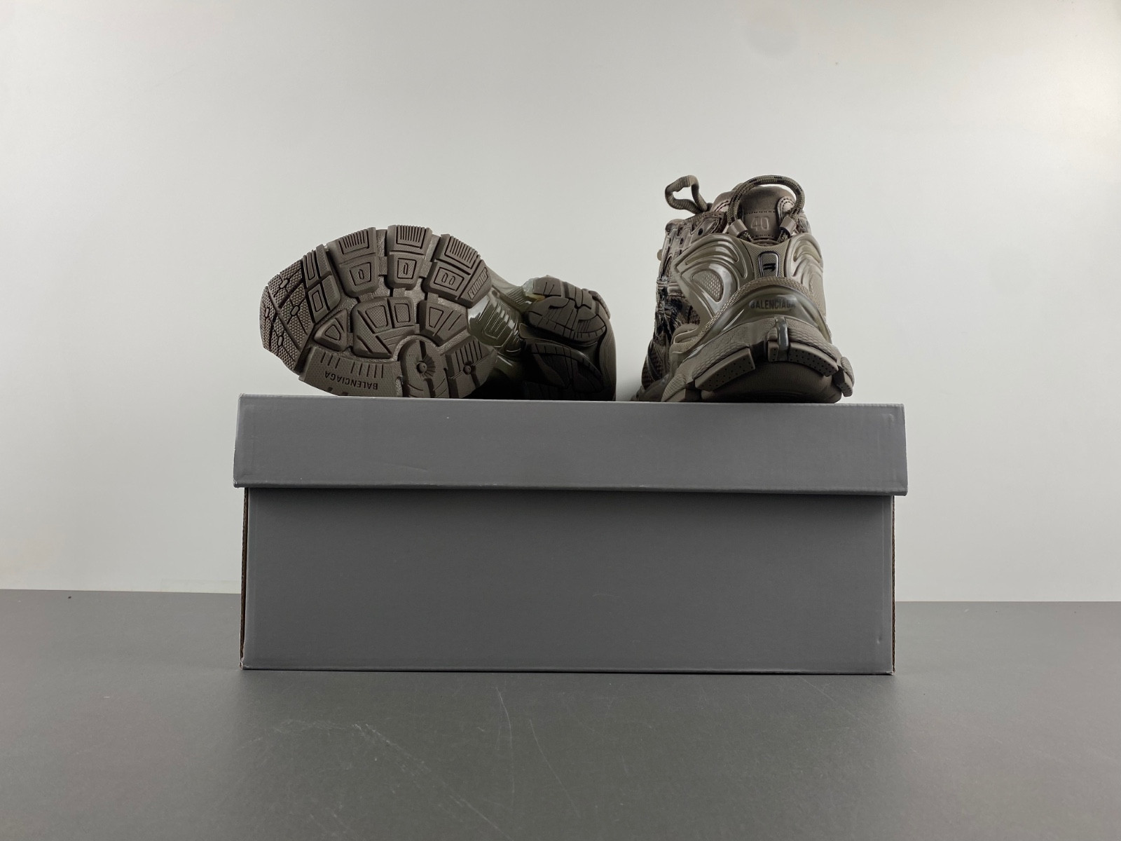 Ba*len*cia*ga runner 677403w3rbq 2010