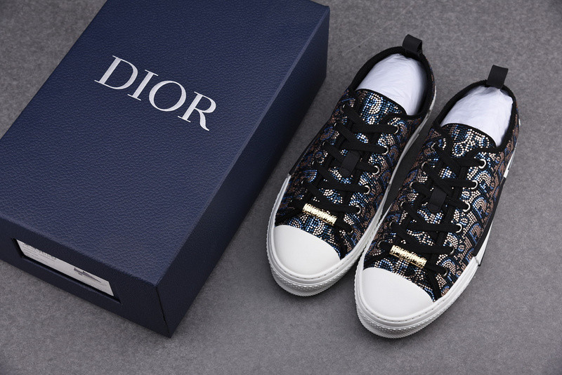 DR B23 Low Top Sneaker