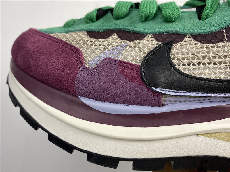 Sacai x Nike Vaporwaffle "String/Black Villain-Red" DD3035-200