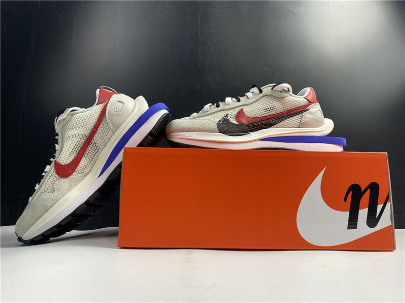 Sacai x Nike VaporWaffle “Royal Fuchsia”CV1363-100