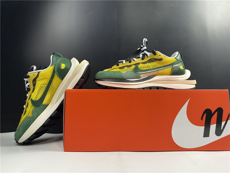 Nike Vaporwaffle sacai Tour Yellow CV1363-700