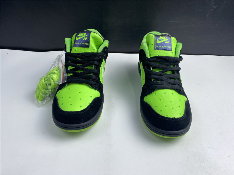 Nike SB Dunk Low “Stay Home”