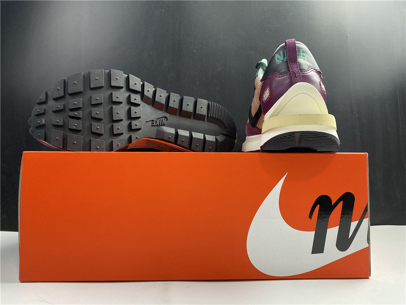 Sacai x Nike Vaporwaffle "String/Black Villain-Red" DD3035-200