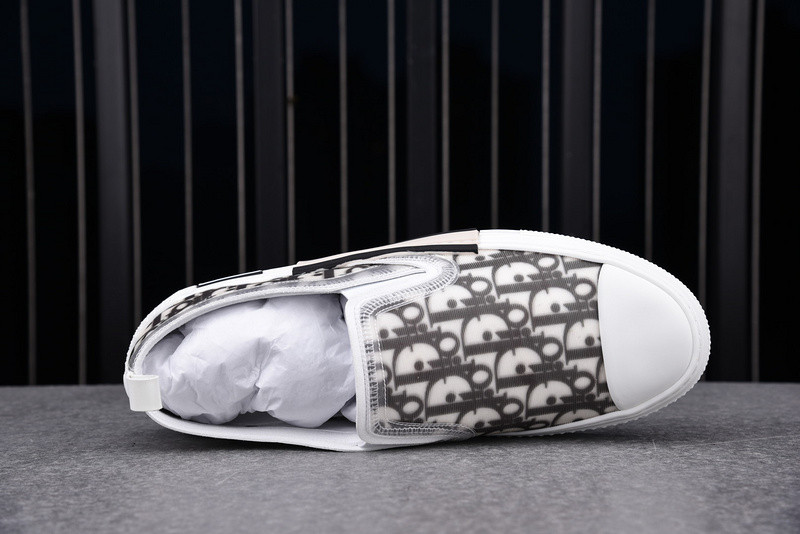 DR B23 Low Top Sneaker