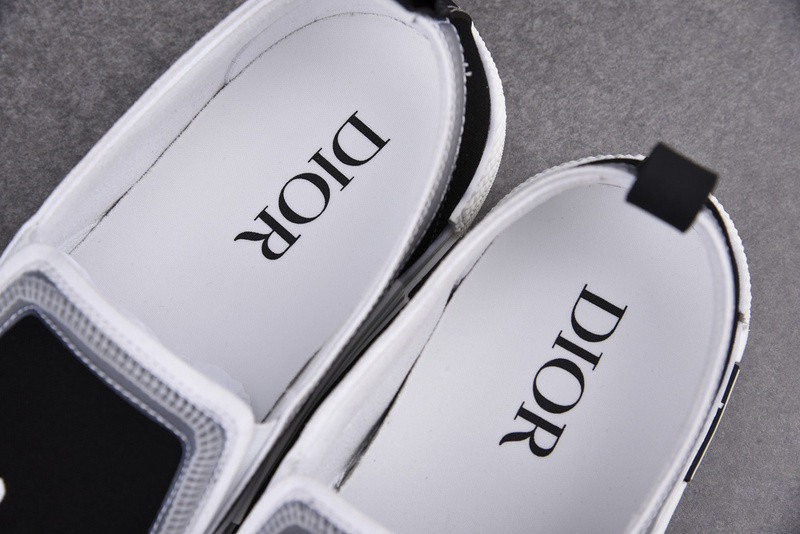 DR B23 Low Top Sneaker