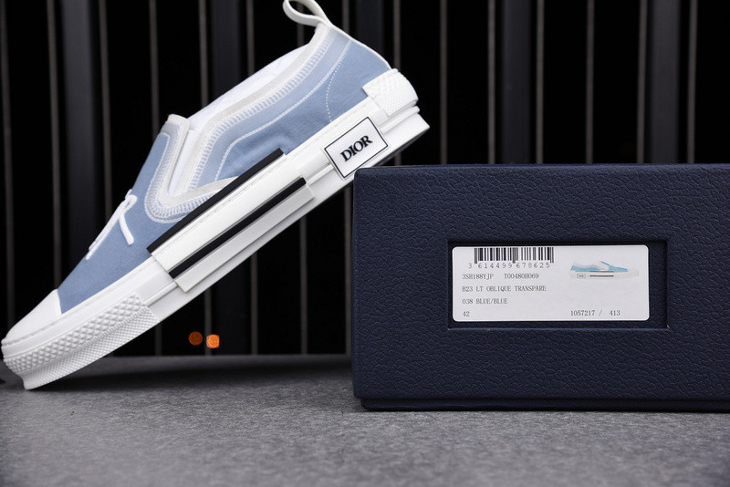 DR B23 Low Top Sneaker