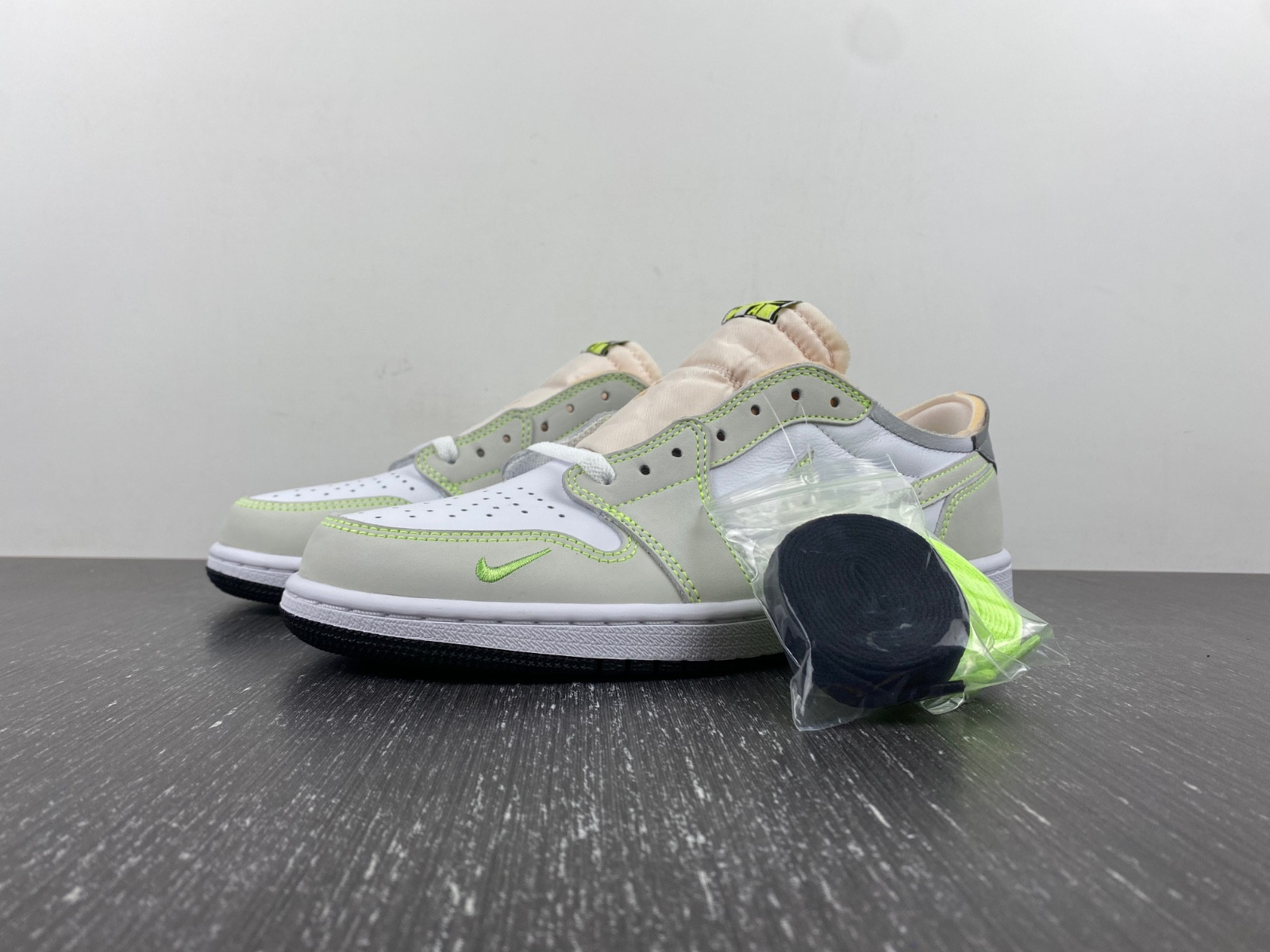 Jordan 1 Retro Low White Ghost Green Black  DM7837-103