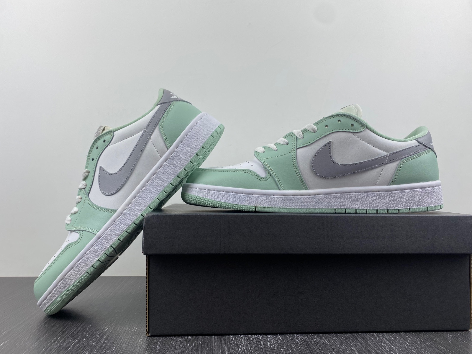 Jordan 1 Retro Low CZ0796-100