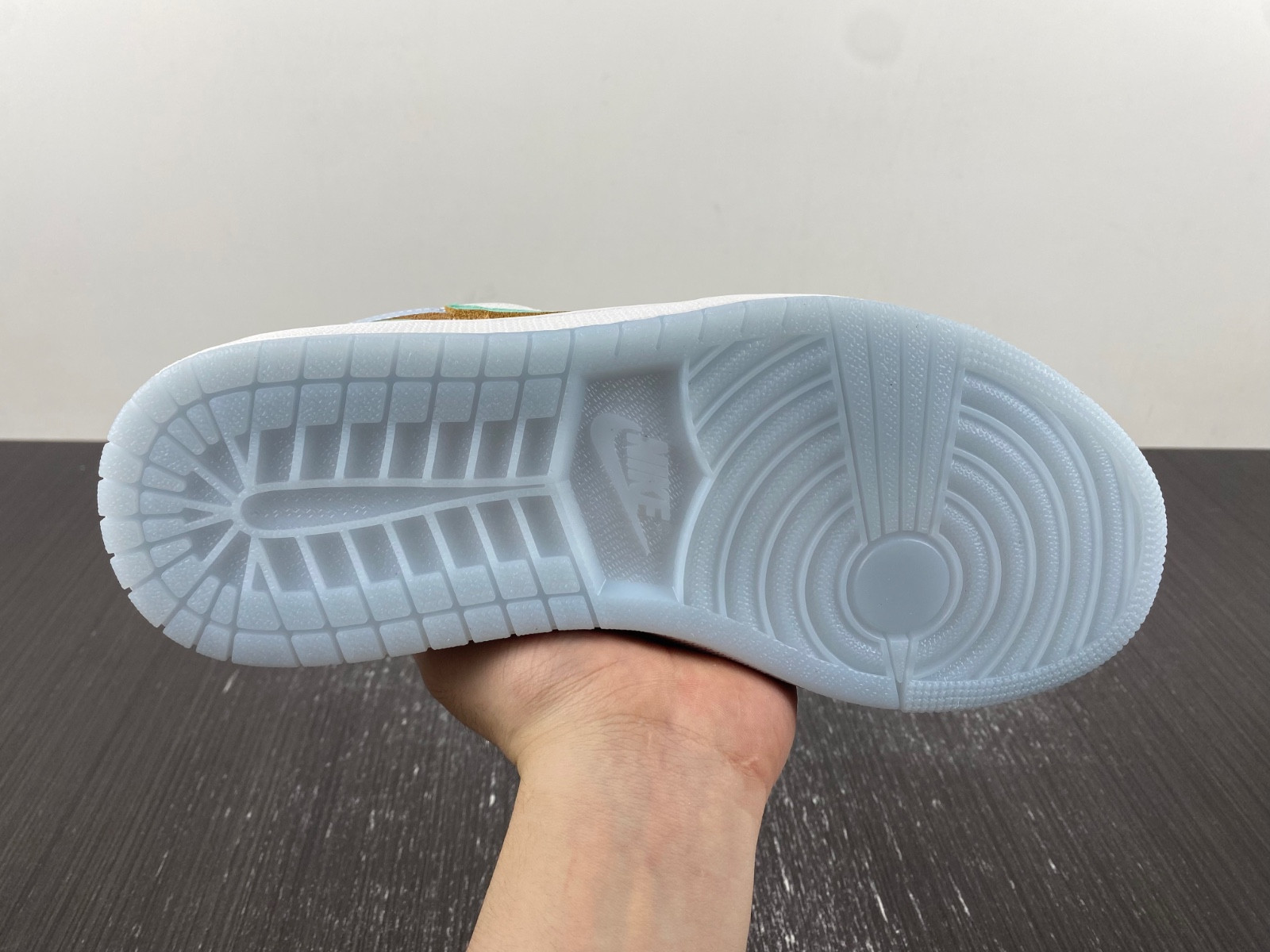 Air Jordan 1 Low SE “Emerald Rise” FN8899-131