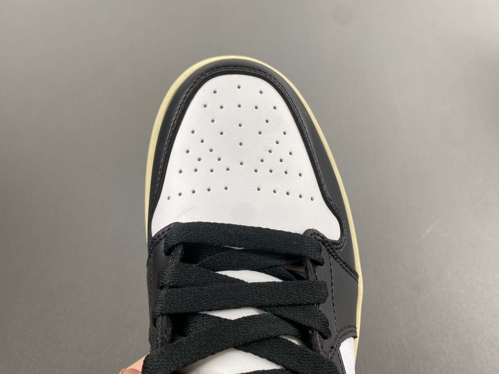 Air Jordan 1 Mid WMNS “Bordeaux” FQ7818-101