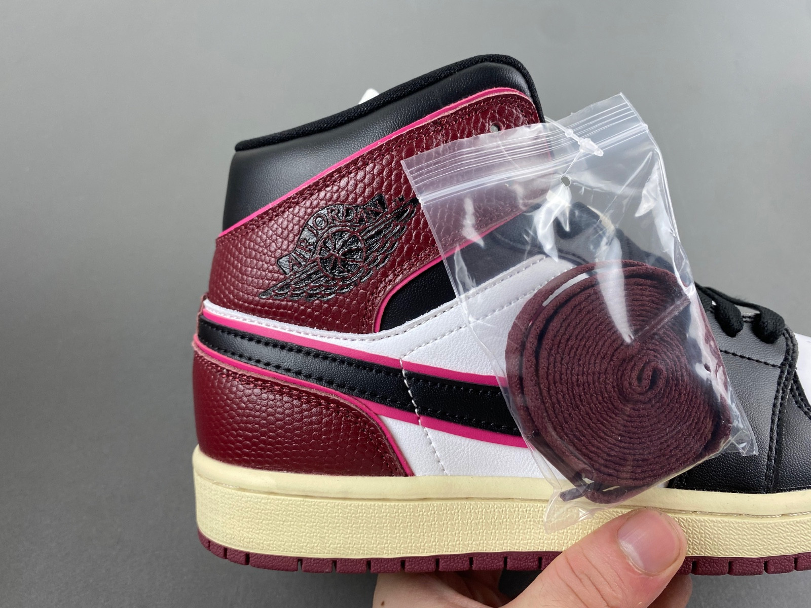 Air Jordan 1 Mid WMNS “Bordeaux” FQ7818-101