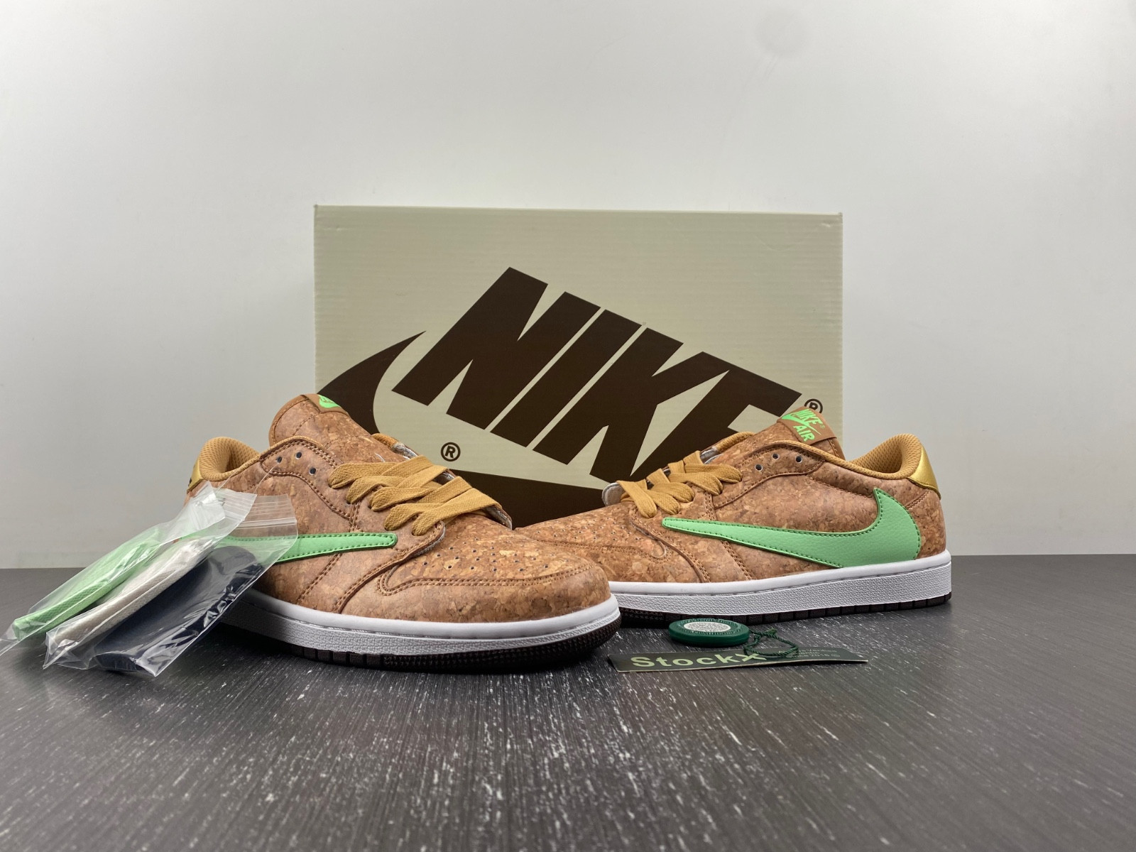 Travis Scott x Air Jordan 1 Low DM7866-922