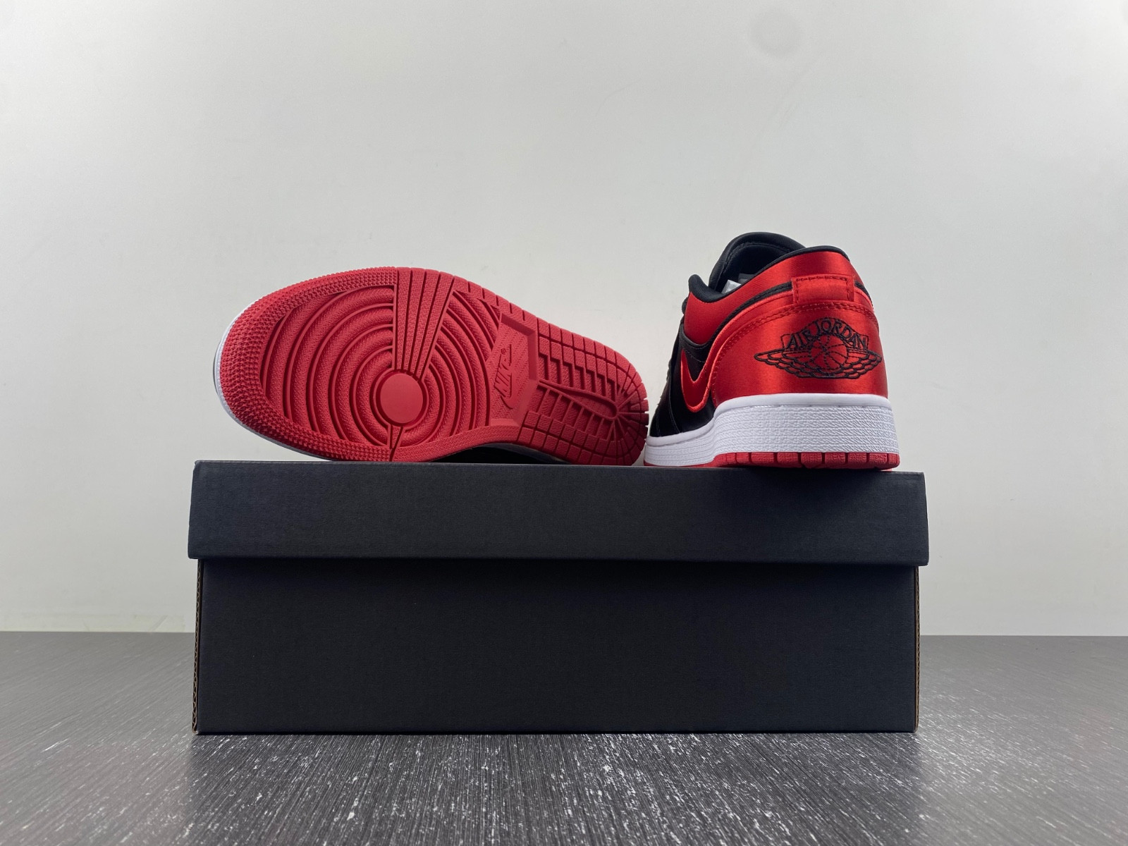 Air Jordan 1 Low OG WMNS “Satin Bred” FD4810-061-01