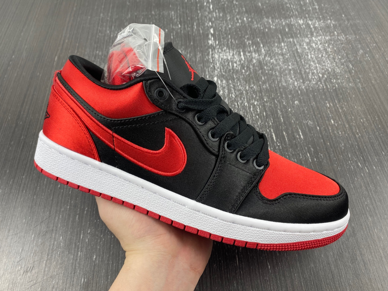 Air Jordan 1 Low OG WMNS “Satin Bred” FD4810-061-01