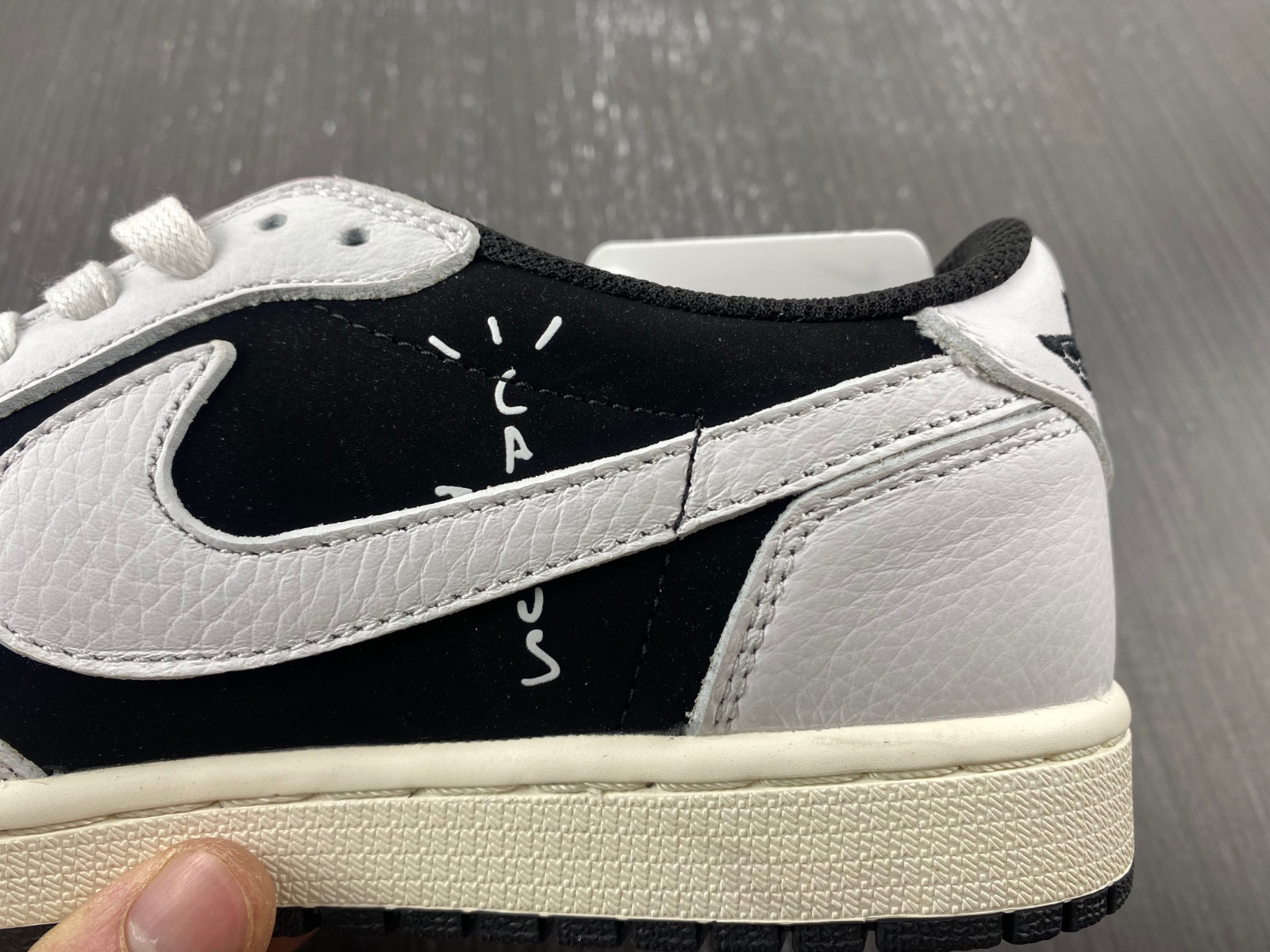 Jordan 1 Low travis scott J11205