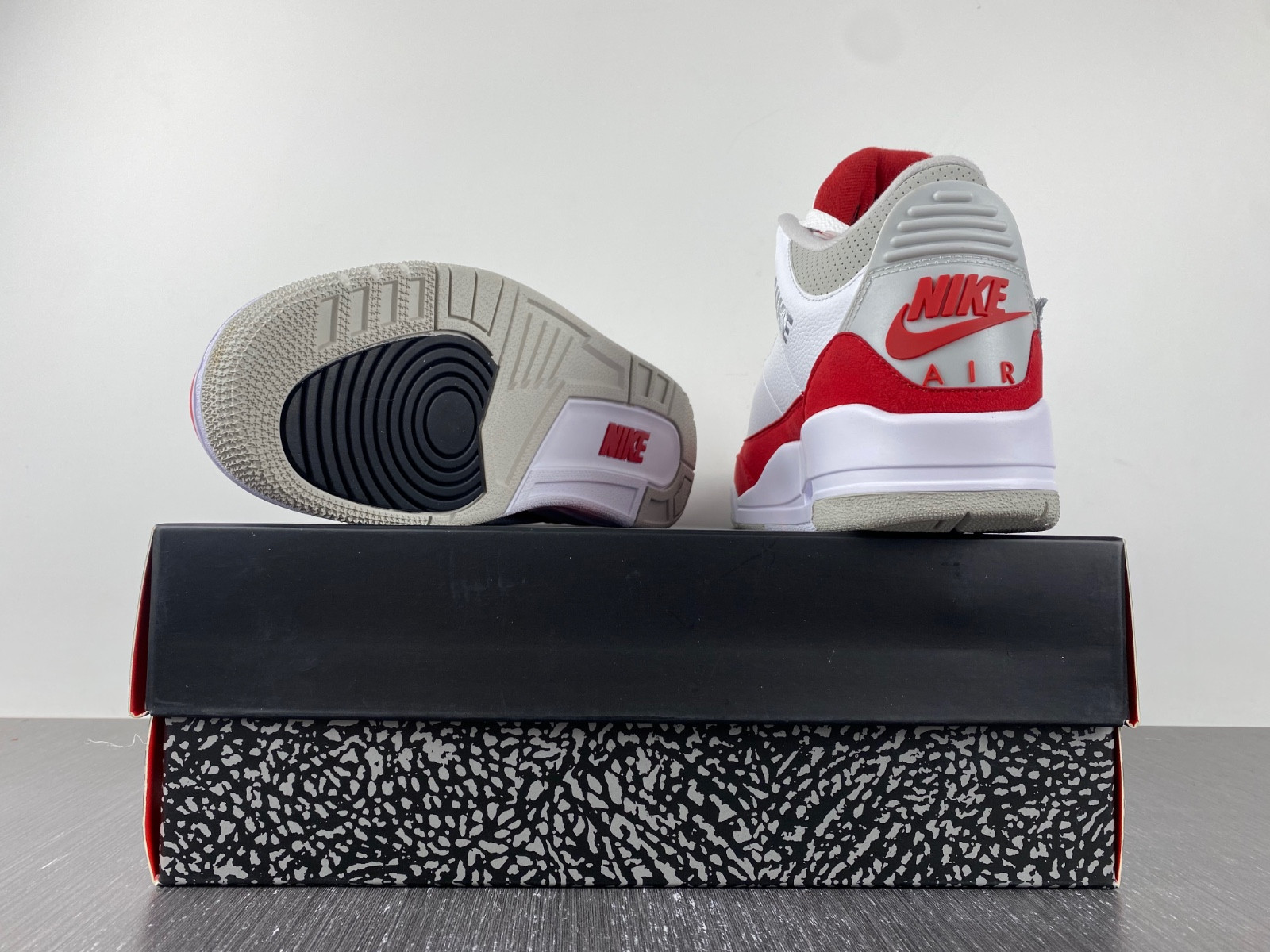 Air Jordan 3 Retro Tinker White University Red CJ0939-100