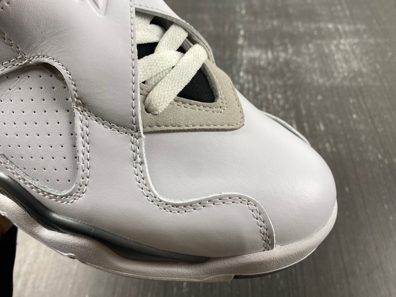 Air Jordan 8 Retro “Bugs Bunny” 305381-103