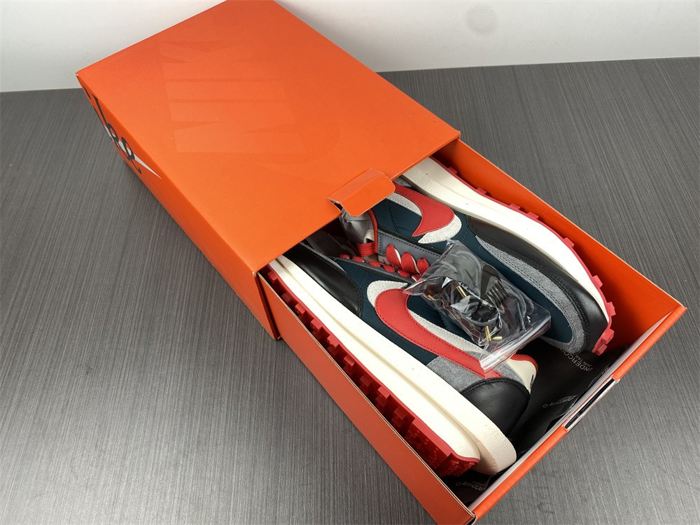 Undercover x Sacai x Nk LDWaffle 2.0 DJ4877-300