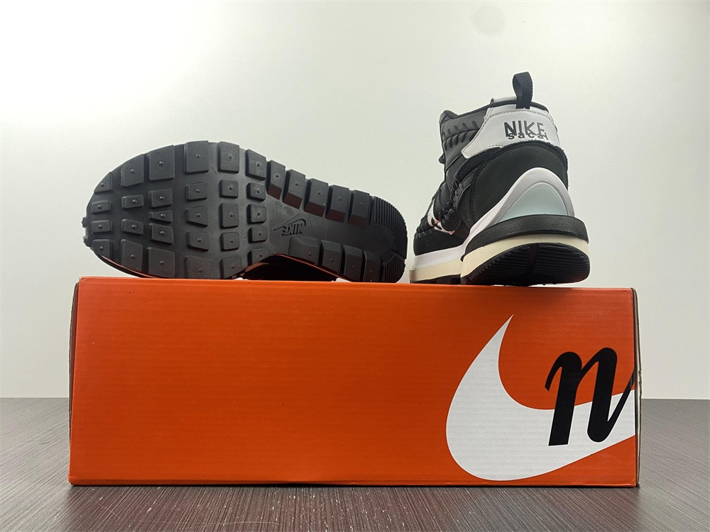 Nike Vaporwaffle sacai Jean Paul Gaultier Black White  DH9186-001