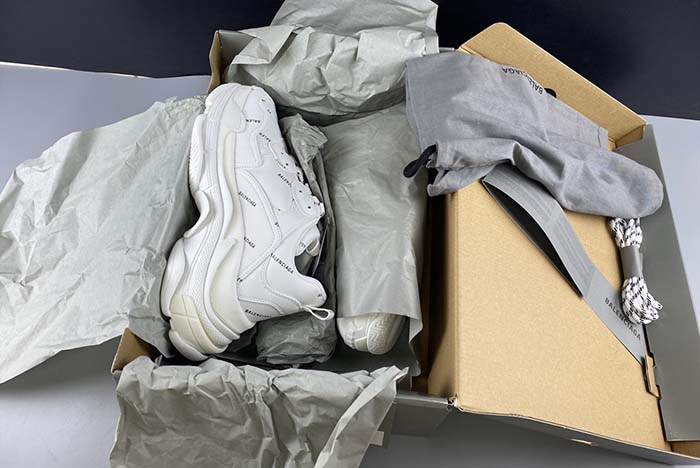 Ba*len*cia*ga triple s trainers white letters 541624 w09o1 8013