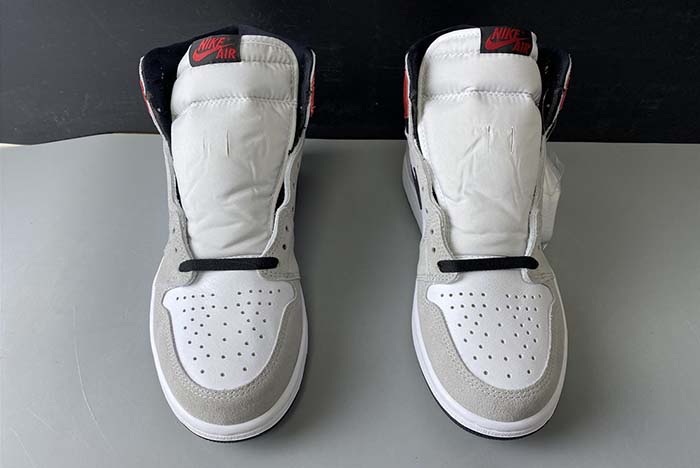 Air Jordan 1 “Light Smoke Grey” 555088-126