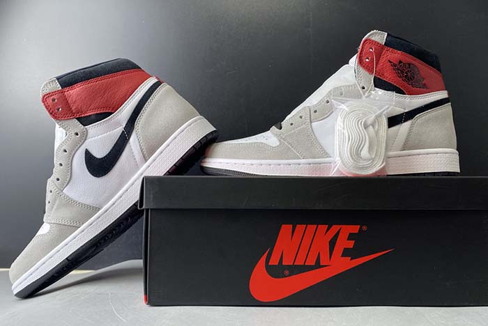 Air Jordan 1 “Light Smoke Grey” 555088-126