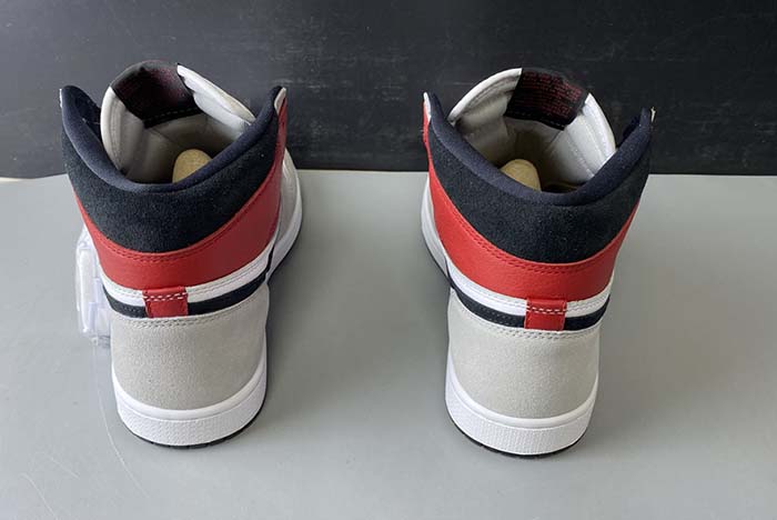 Air Jordan 1 “Light Smoke Grey” 555088-126