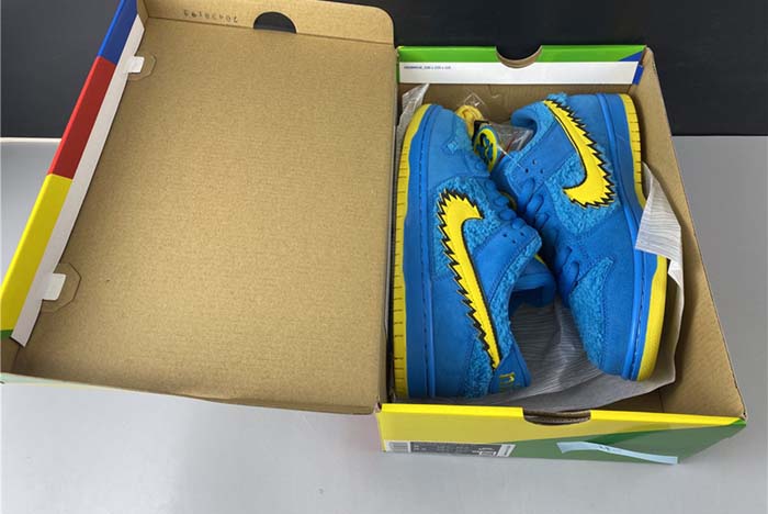 Grateful Dead x Nike SB Dunk Low CJ5378-400