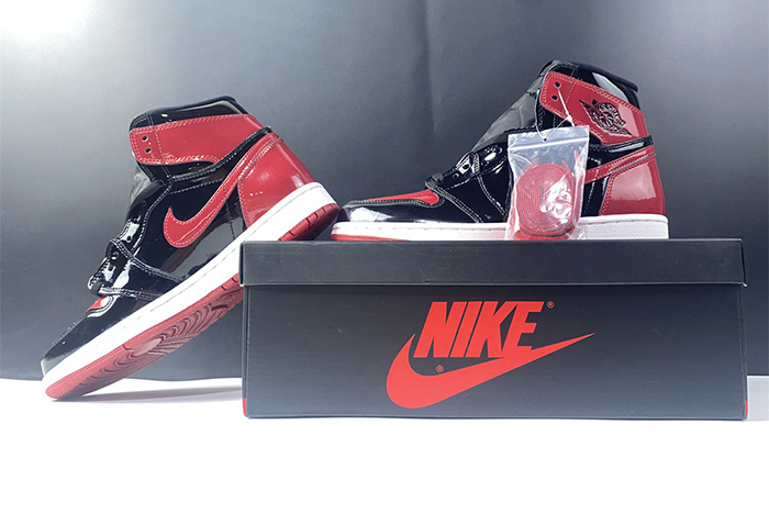 Air Jordan 1 High OG “Bred Patent”  555088-063