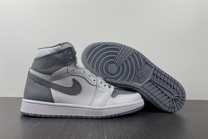 Air Jordan 1 High OG ‘Stealth 555088-037