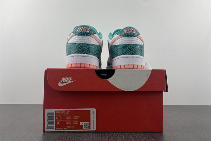 Dunk SB Low "Snake Skin" DR8577-300