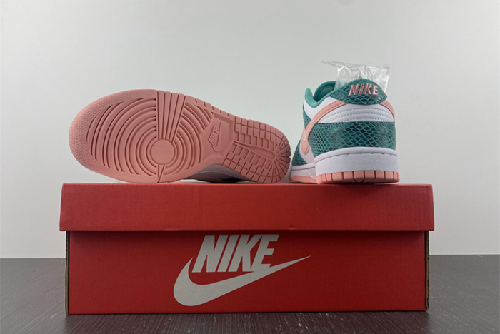 Dunk SB Low "Snake Skin" DR8577-300
