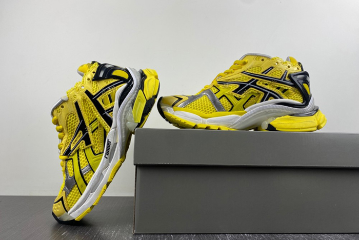 Ba*len*cia*ga/ 677402-w2rd3-0510