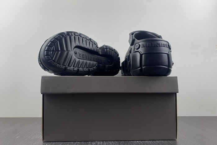 Cr*0*s x ba*len*cia*ga hardCr*0*s slide 